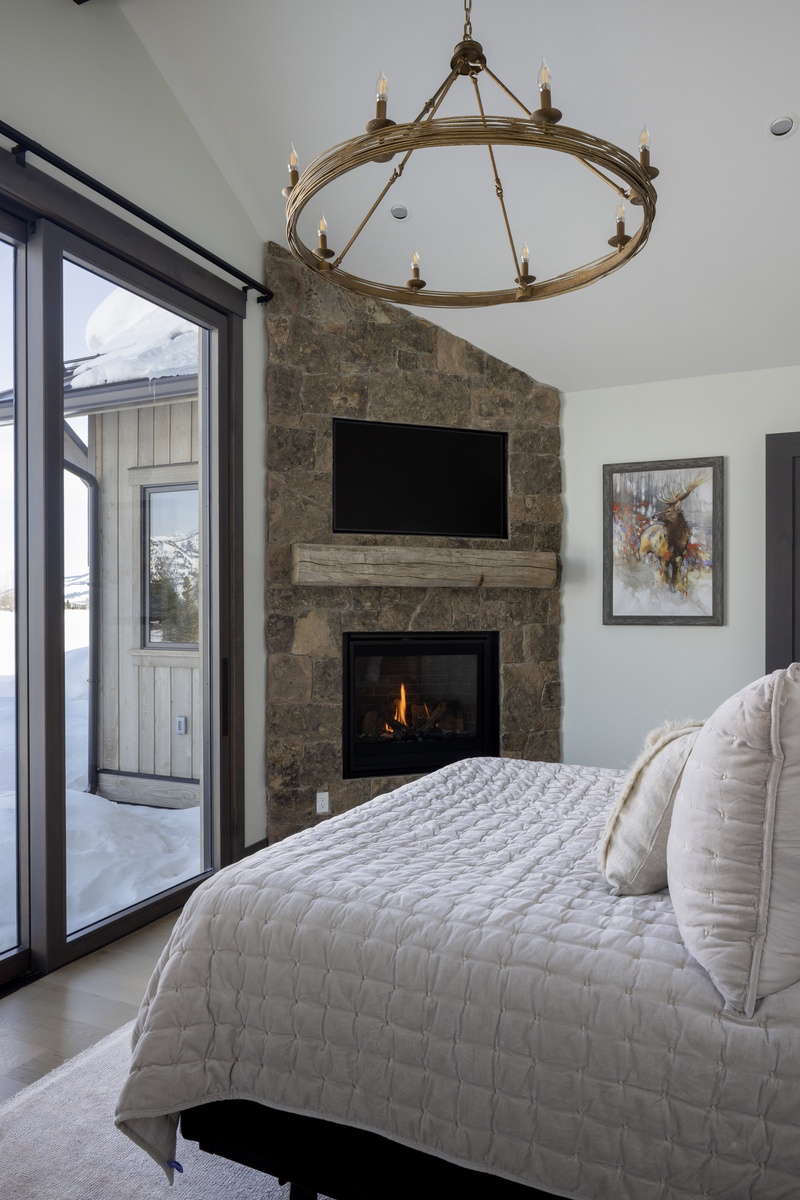 03-mountain-serenity-primary-suite