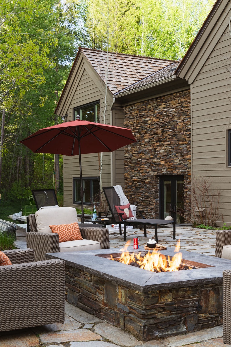 04-arrowleaf-lodge-backyard-fire-pit
