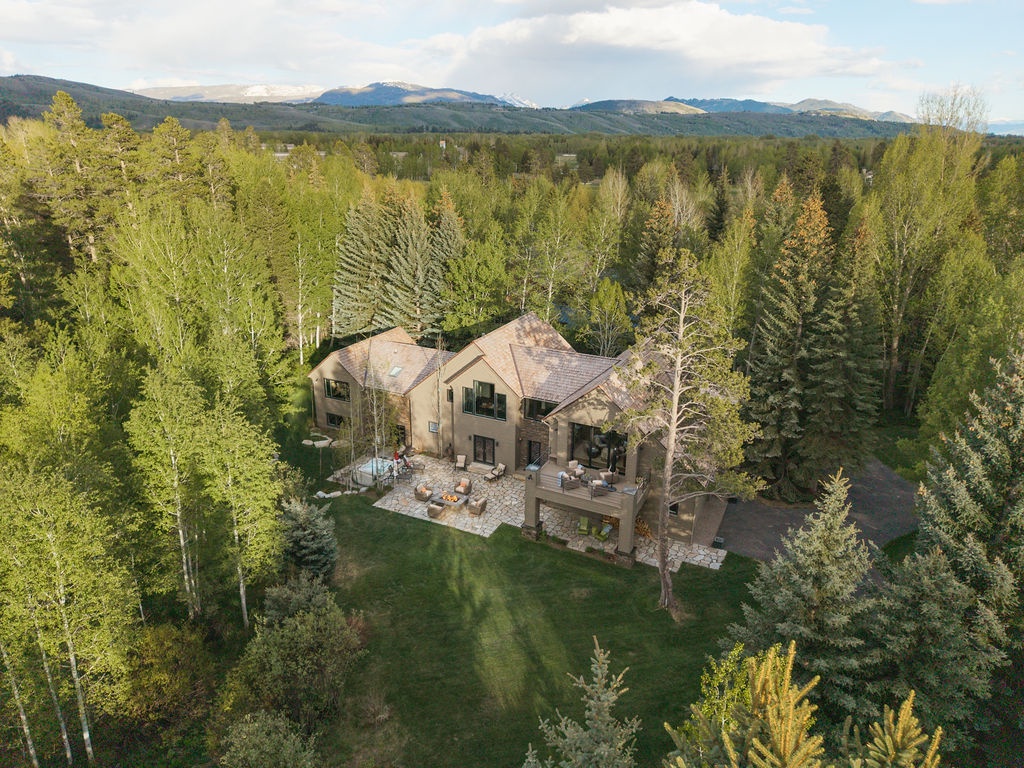 02-arrowleaf-lodge-aerial-mountain-view