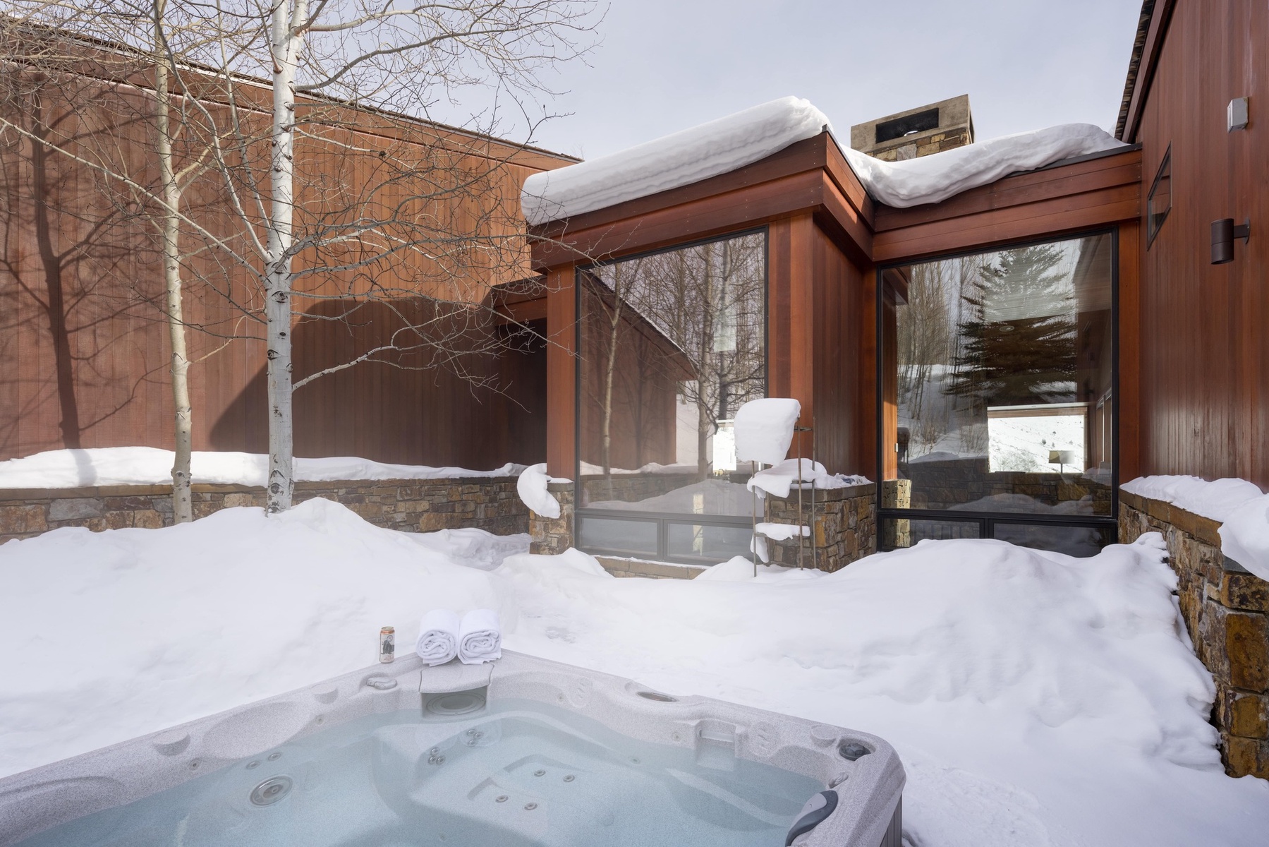 the-lookout-wellness-outdoor-hot-tub