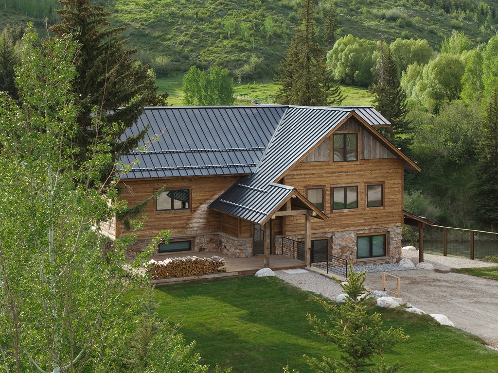 02-the-cottonwoods-exterior-front-deck