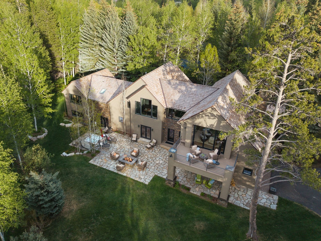 arrowleaf-lodge-hero-aerial-exterior-teton-pines