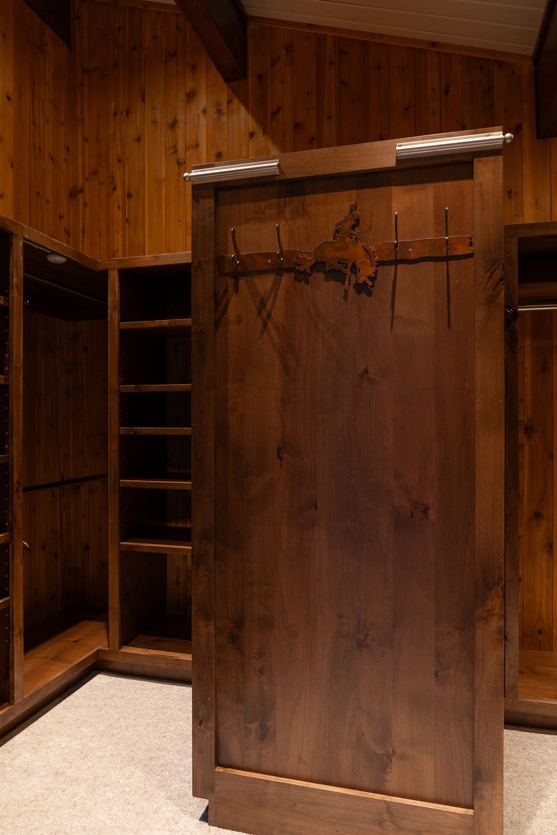 14-teton-refuge-primary-closet