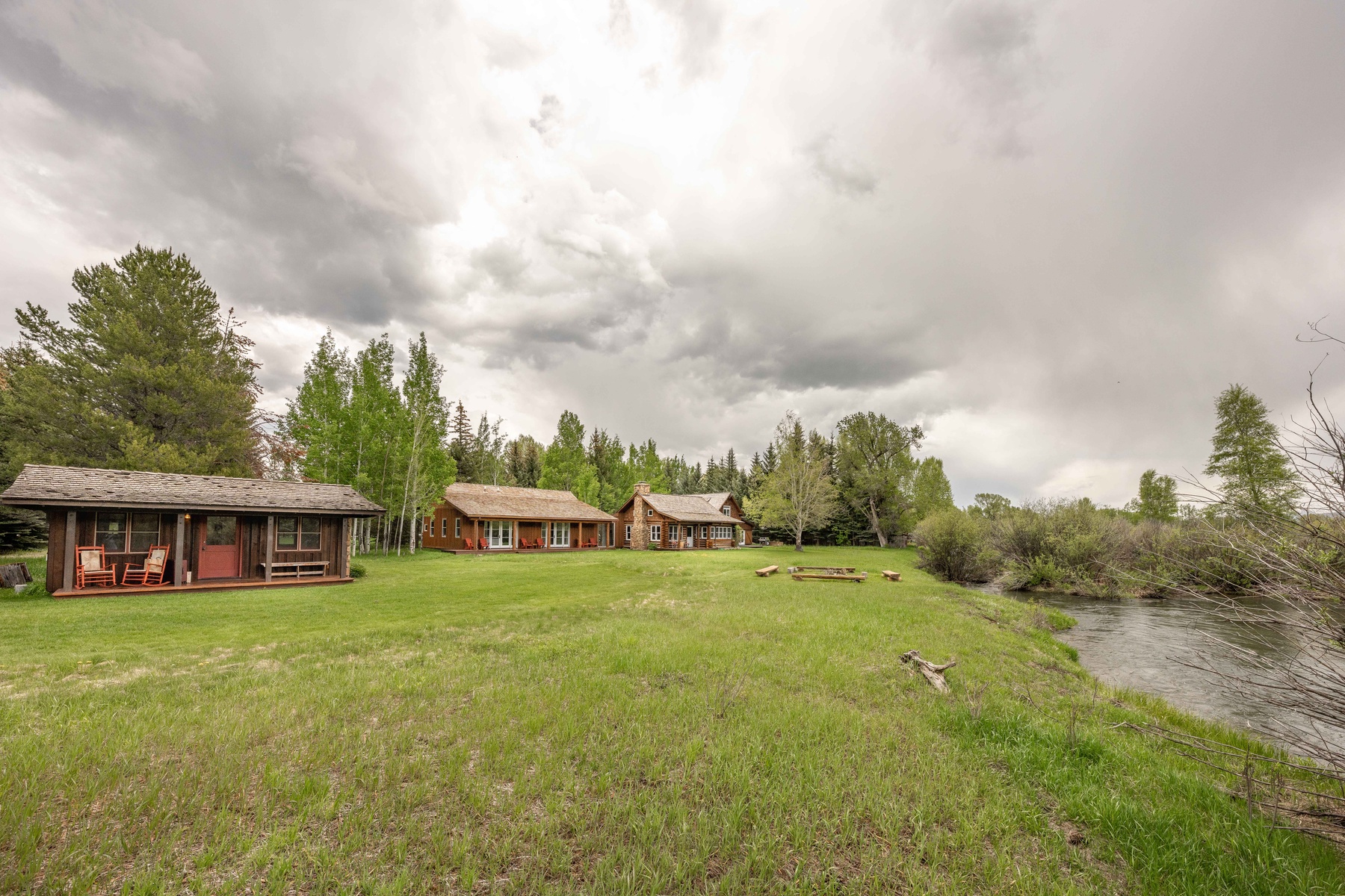 fish-creek-retreat-hero-exterior-creekside
