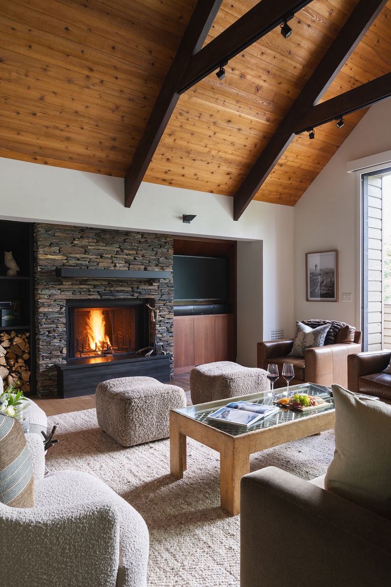02-arrowleaf-lodge-wet-bar-entertaining-area