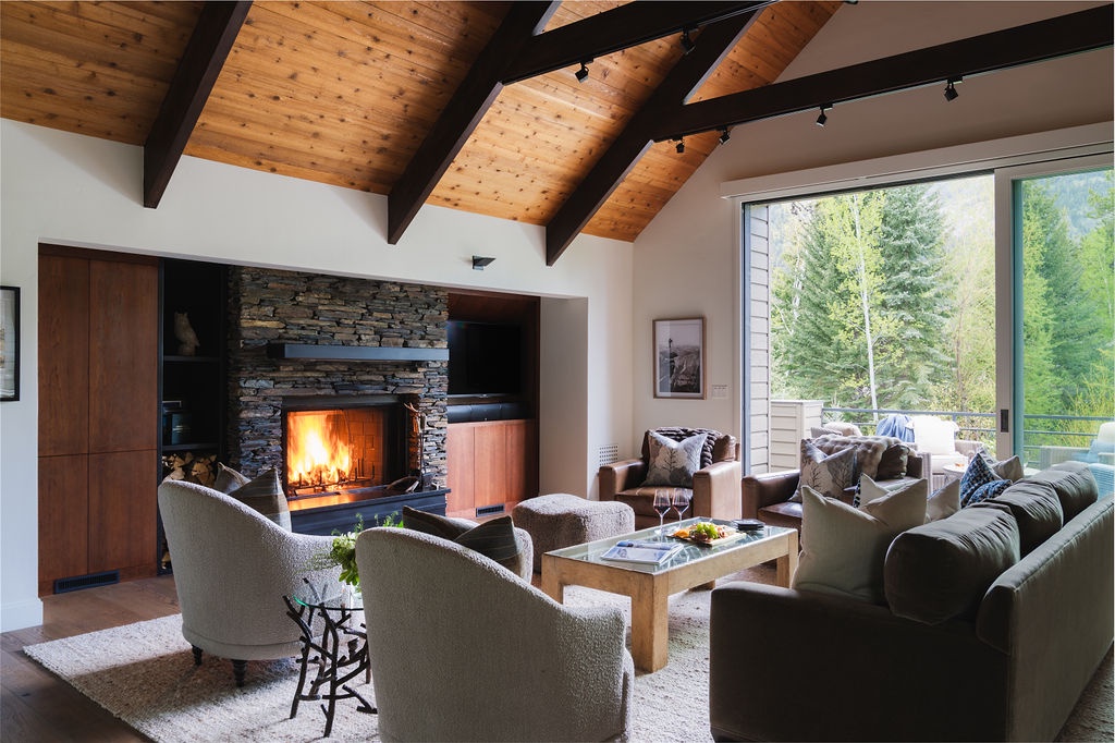01-arrowleaf-lodge-great-room-stone-fireplace