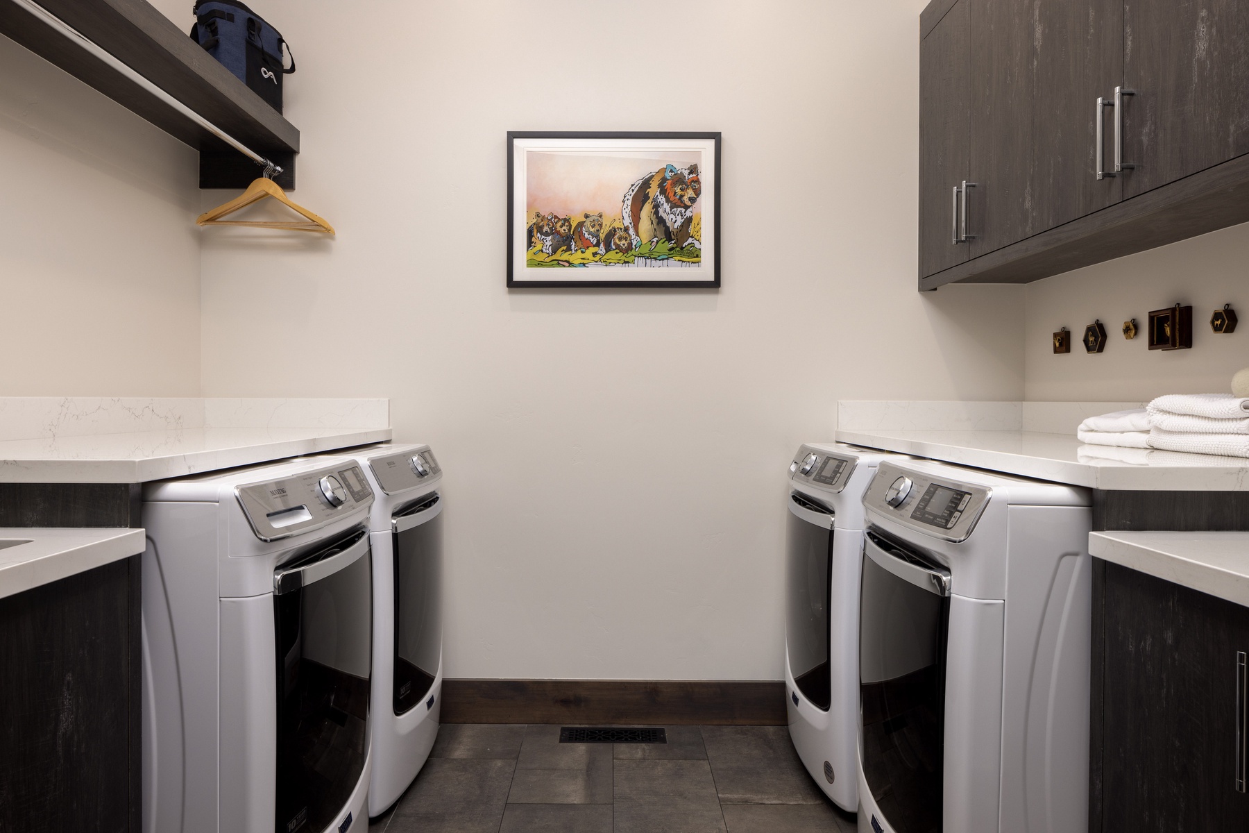 07-mountain-serenity-mudroom-laundry