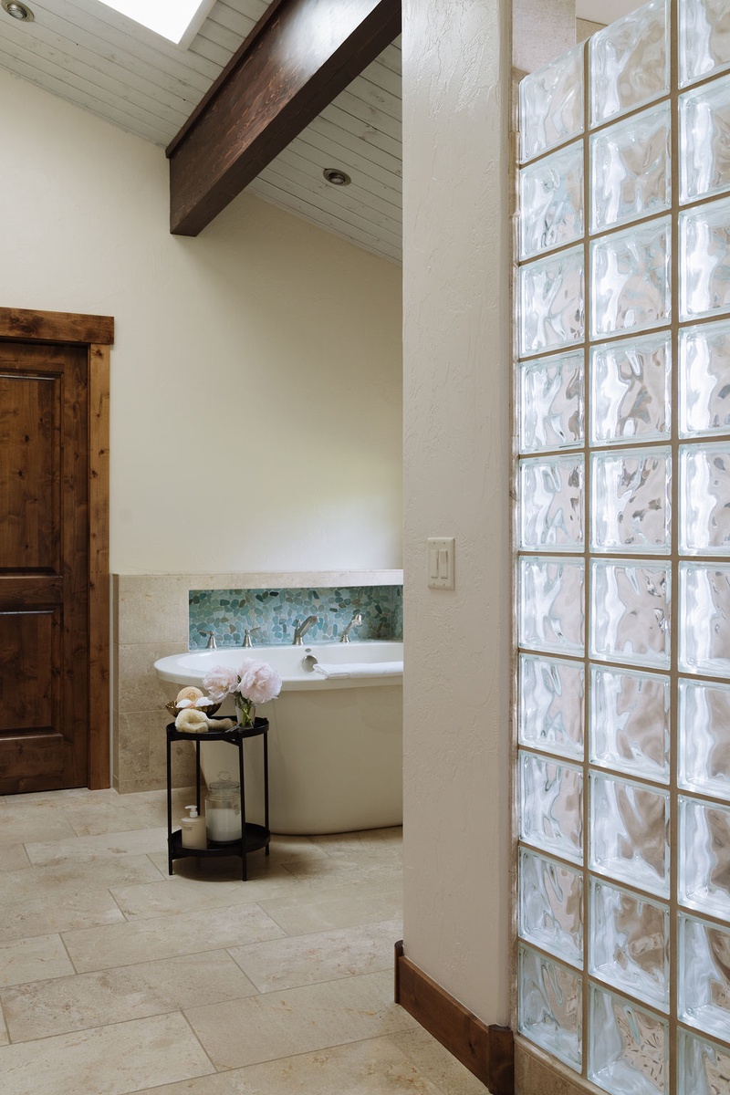 13-teton-refuge-primary-bath-soaking-tub