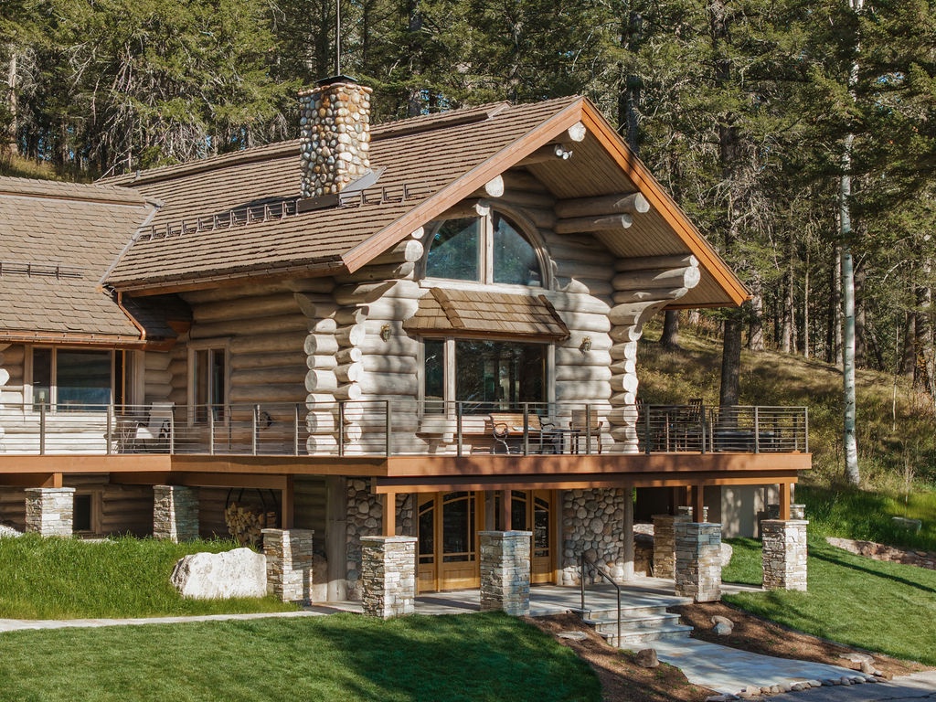 bluebell-cabin-aerial-wraparound-deck-facade