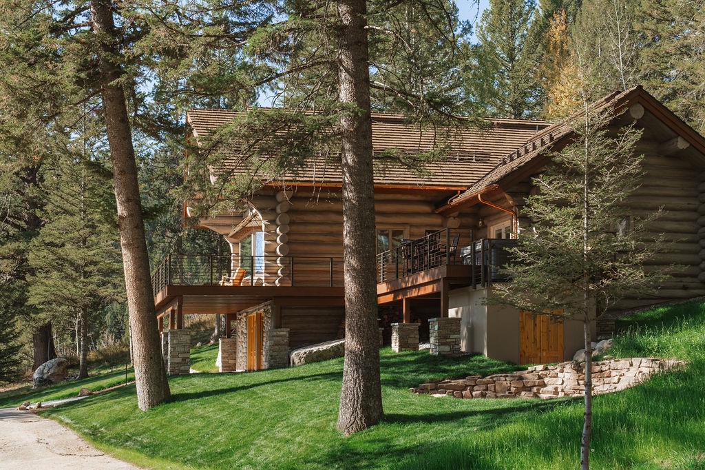 bluebell-cabin-exterior-lawn