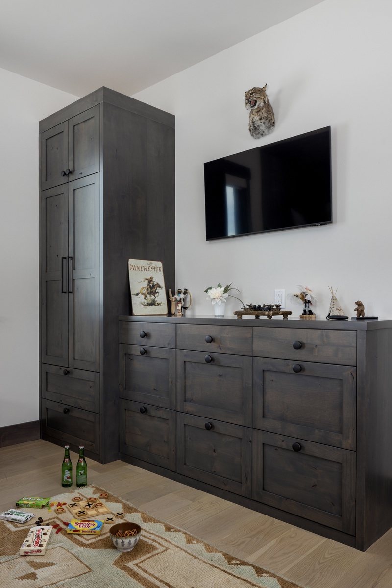 15-mountain-serenity-bedroom-tv