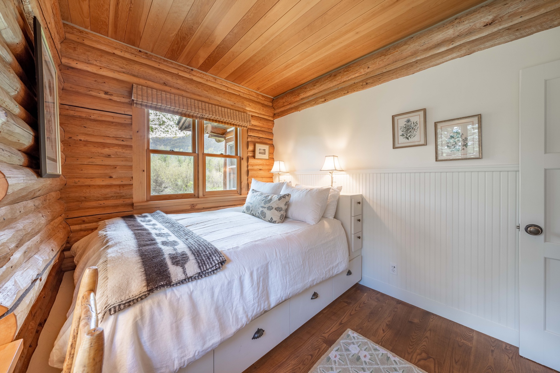 03-fish-creek-retreat-guest-bedroom-one