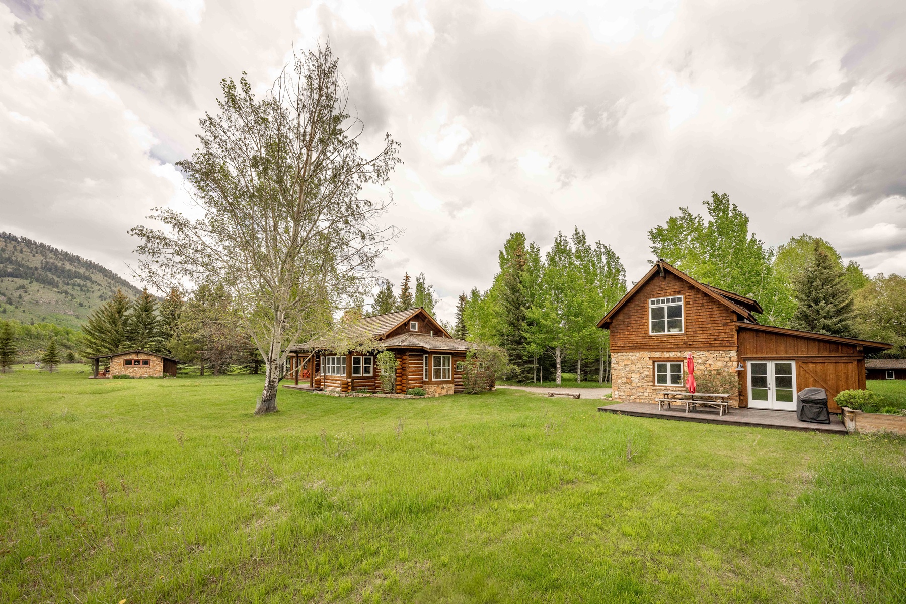 09-fish-creek-retreat-trout-cabin-garage-exterior