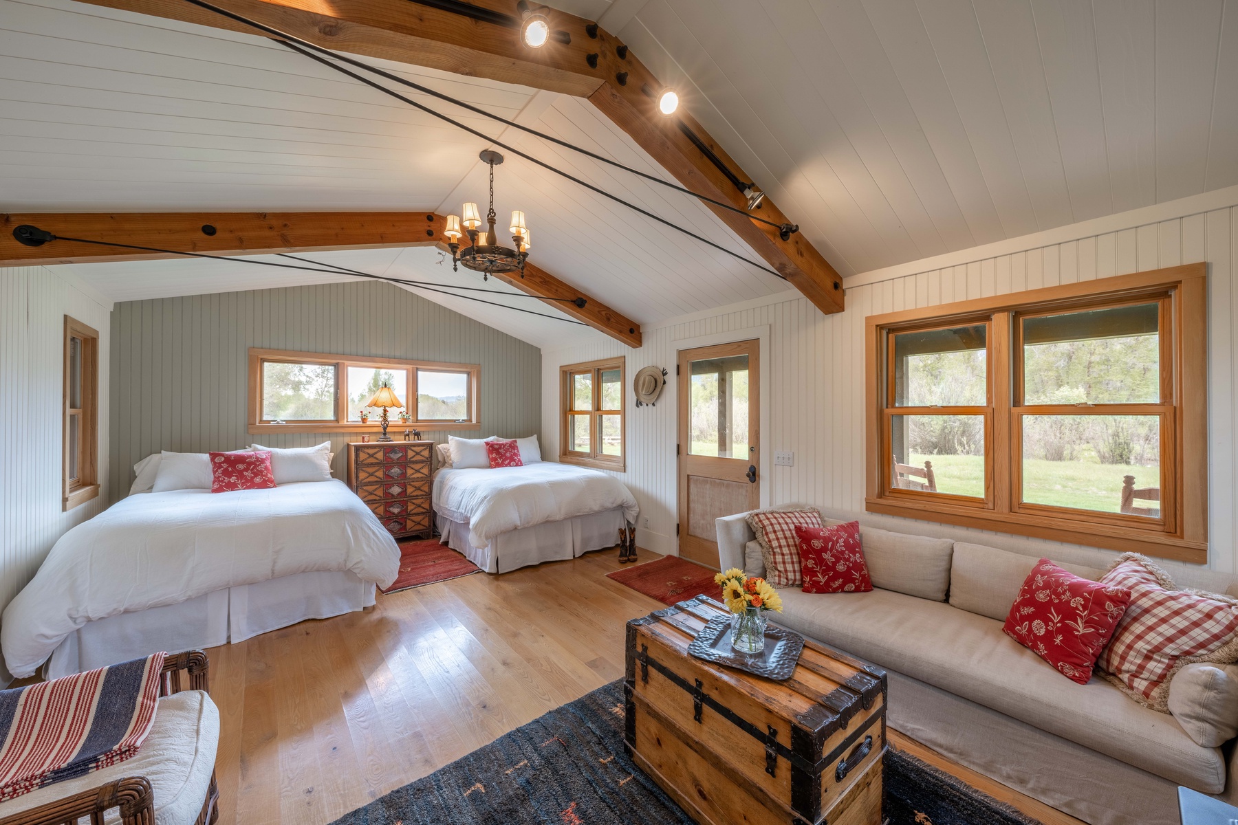 15-fish-creek-retreat-moose-cabin-interior