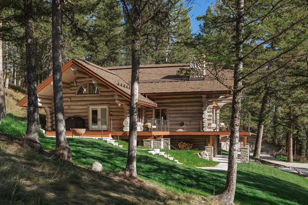 bluebell-cabin-exterior-wraparound-deck-trees
