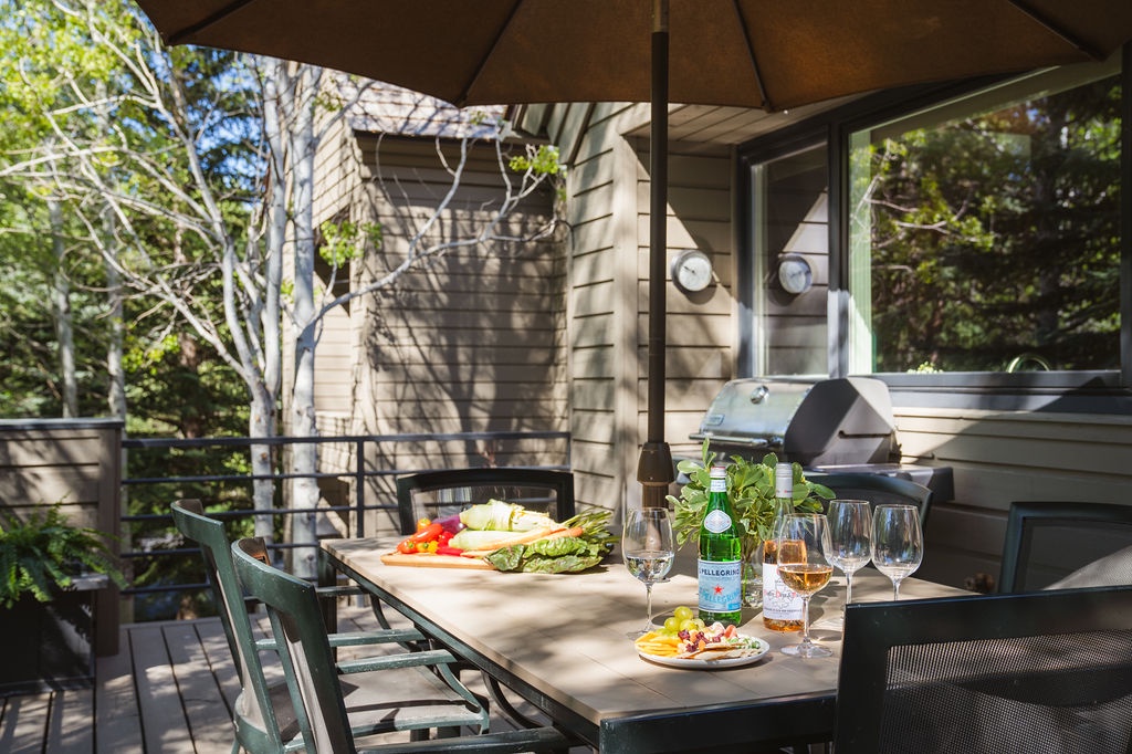 06-arrowleaf-lodge-covered-deck-lounge