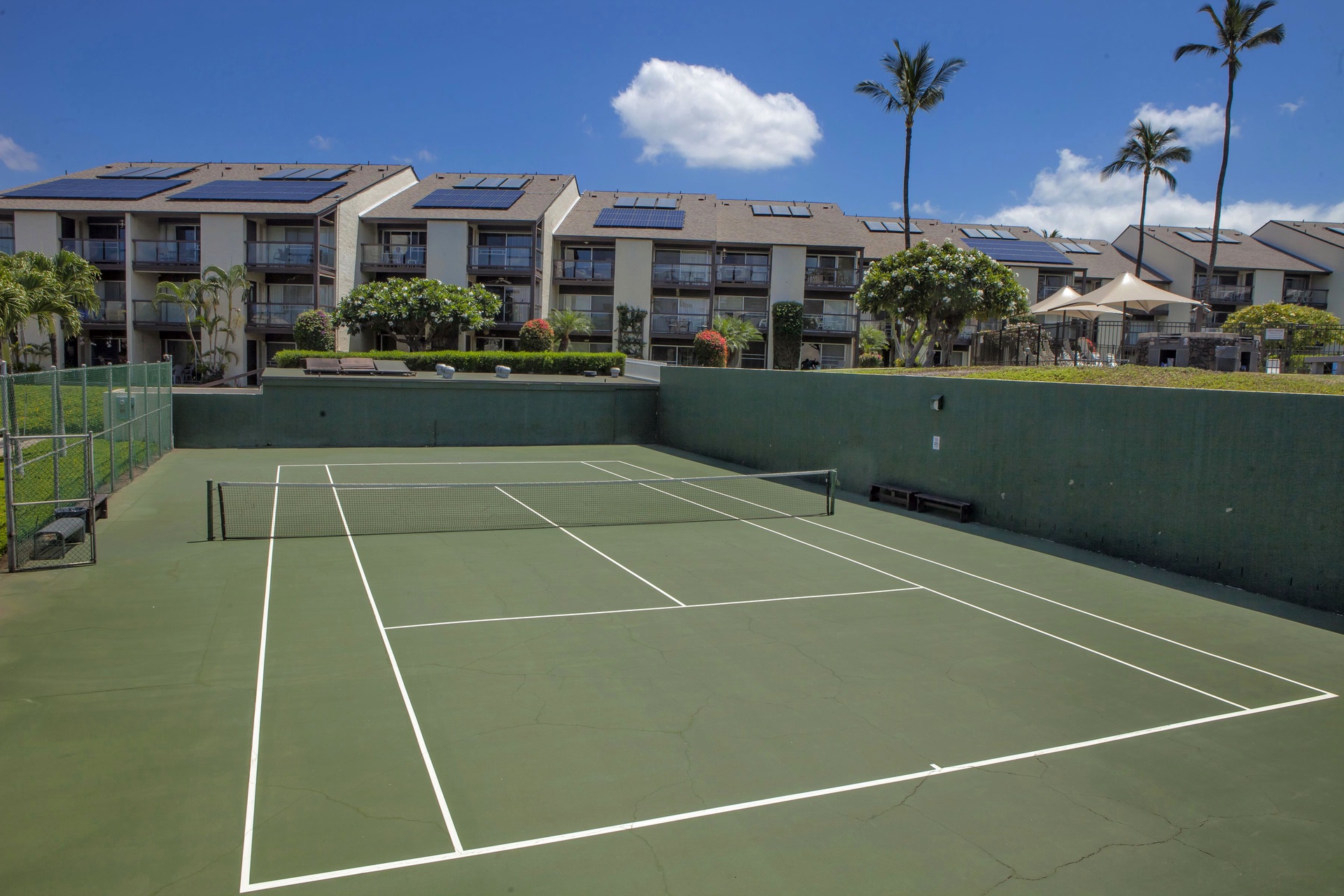 Tennis time in a relaxed tropical atmosphere