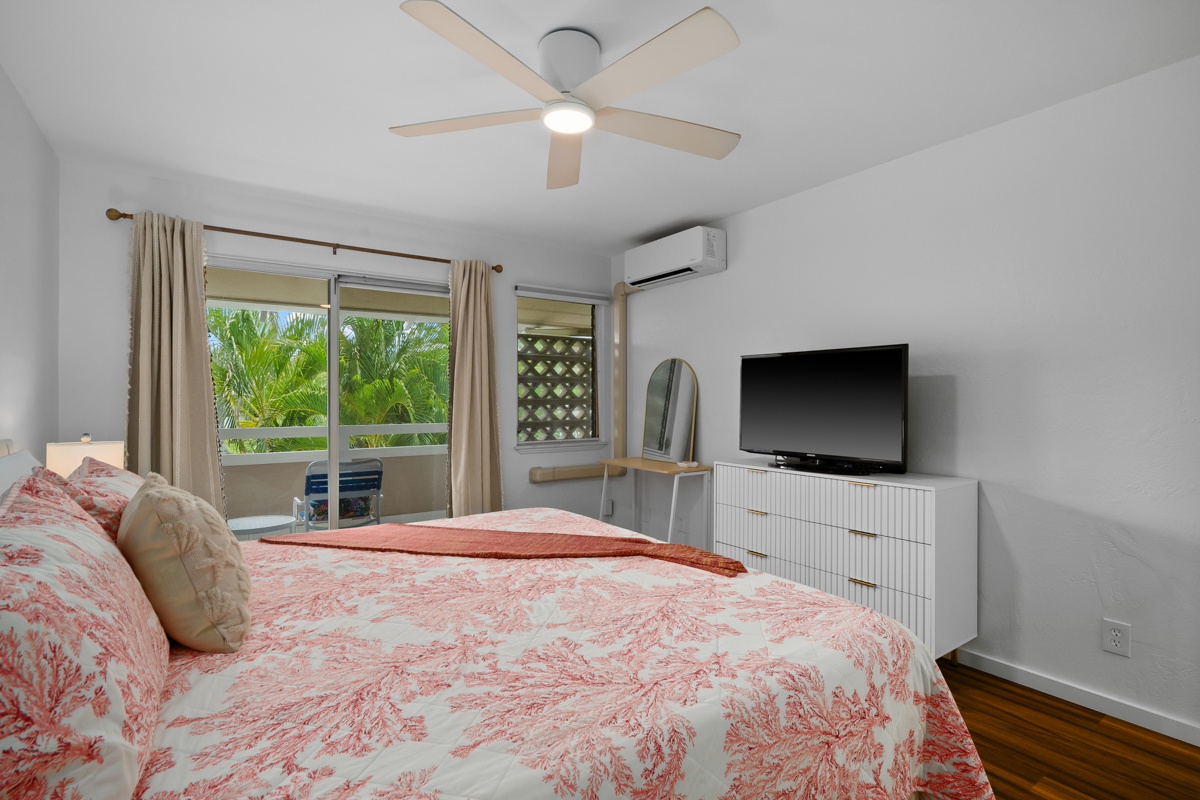 Primary bedroom with king bed, split ac, ceiling fan, tv, and private lanai.