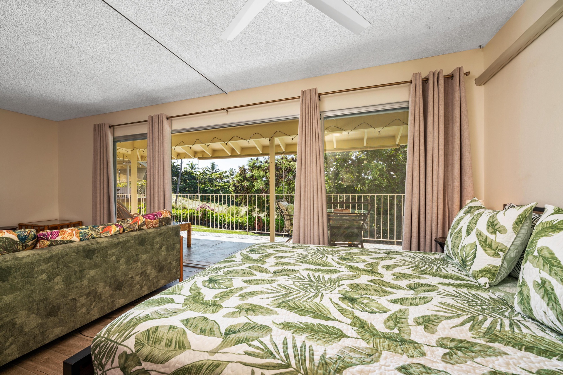 Guest bedroom with Queen bed