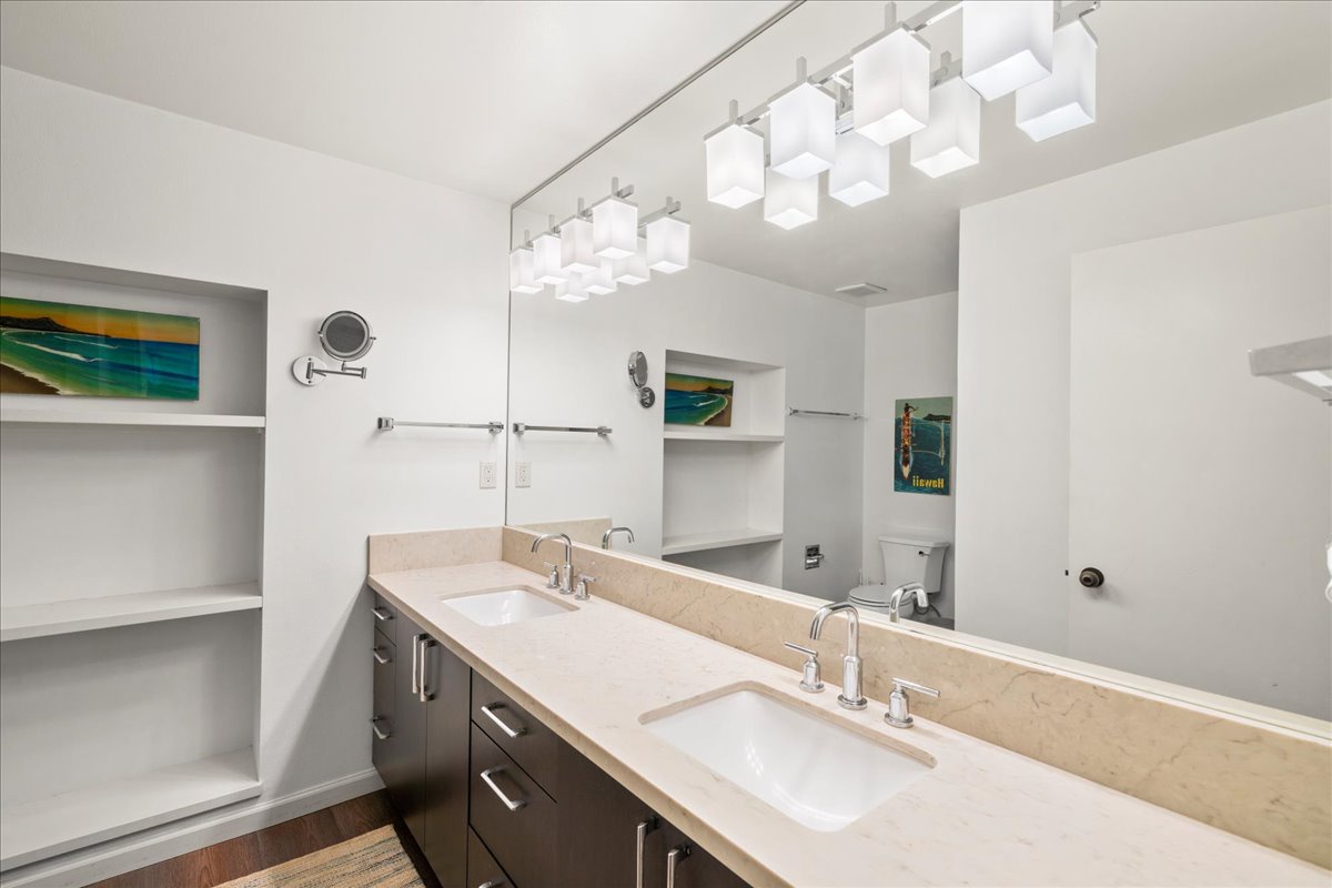 En suite guest bathroom.