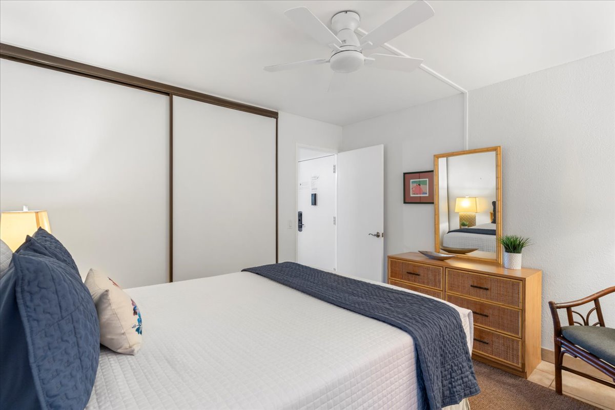Comfortable island-style bedroom with a cozy queen bed for a restful Maui stay.