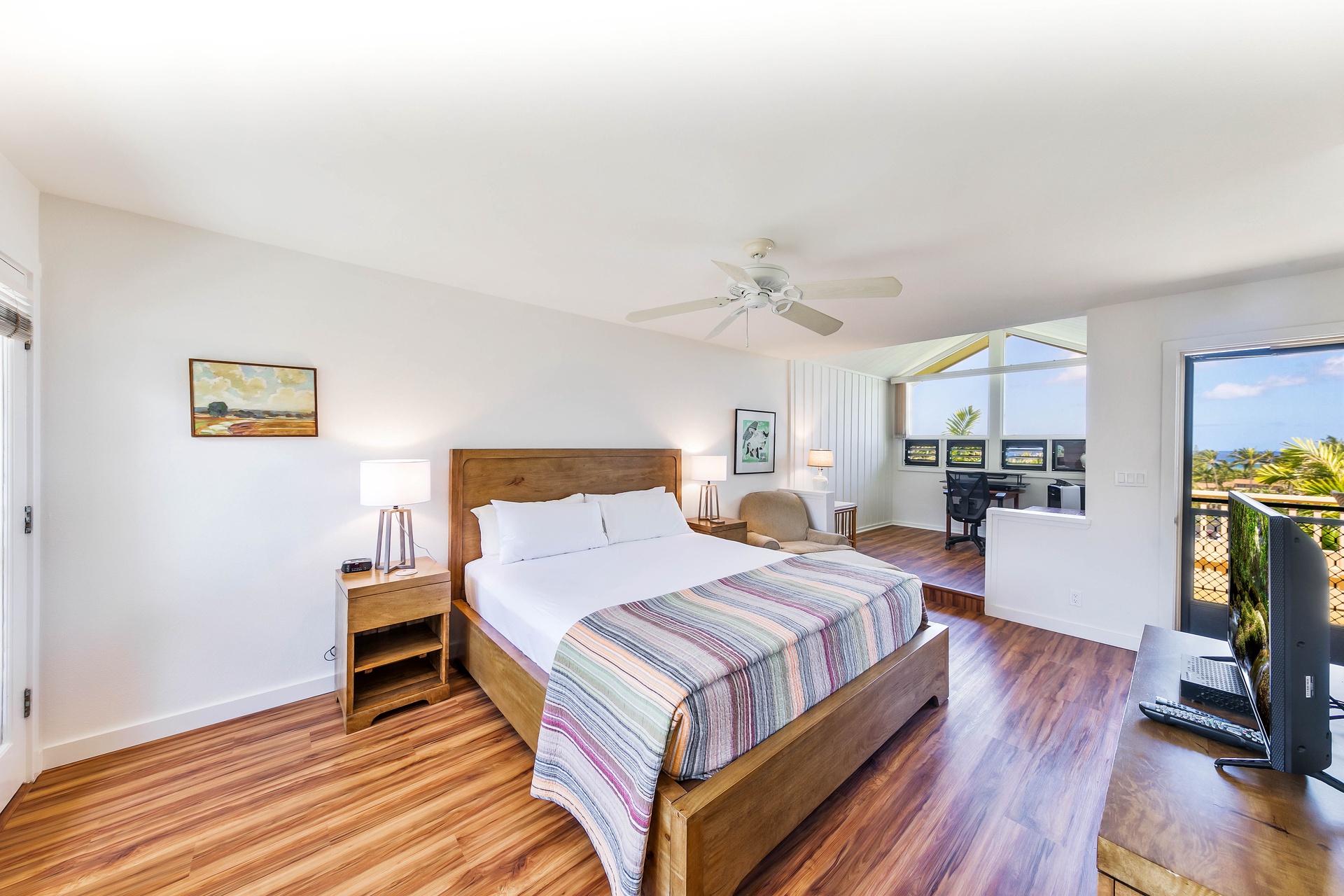 Dedicated office alcove with peaceful island vibes and two lanais