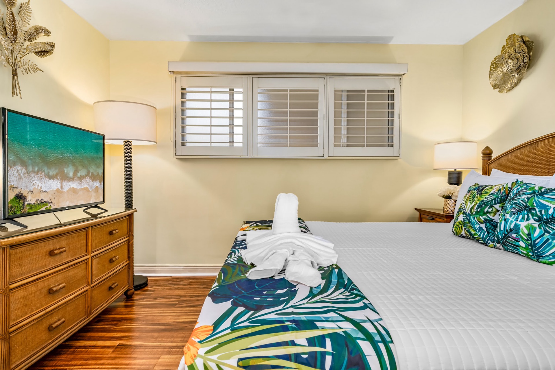 Your bright coastal retreat features crisp linens, tropical accents, and warm hardwood floors—perfect for unwinding after sun-soaked beach days.