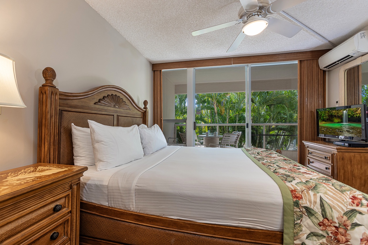 Private suite with easy access to the lanai and ensuite amenities