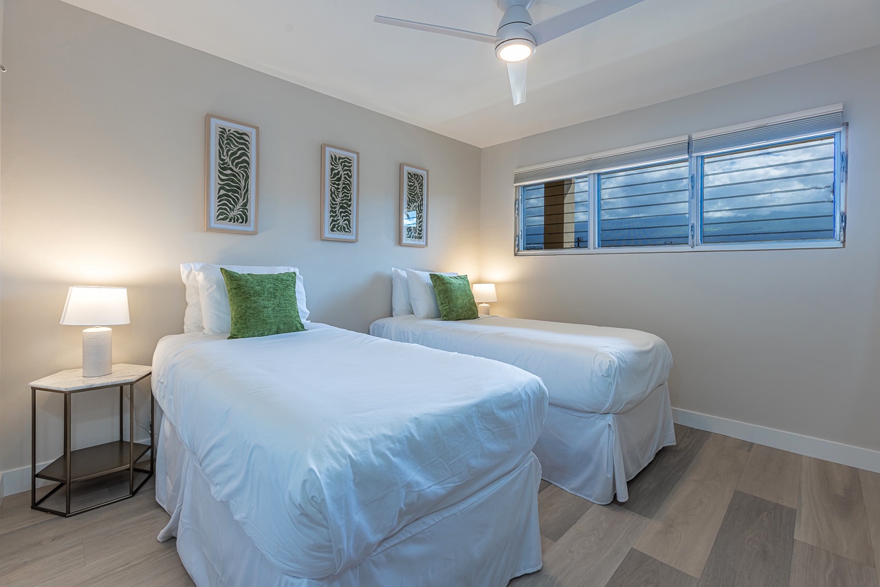 Flexible sleeping setup with two twins or one king bed