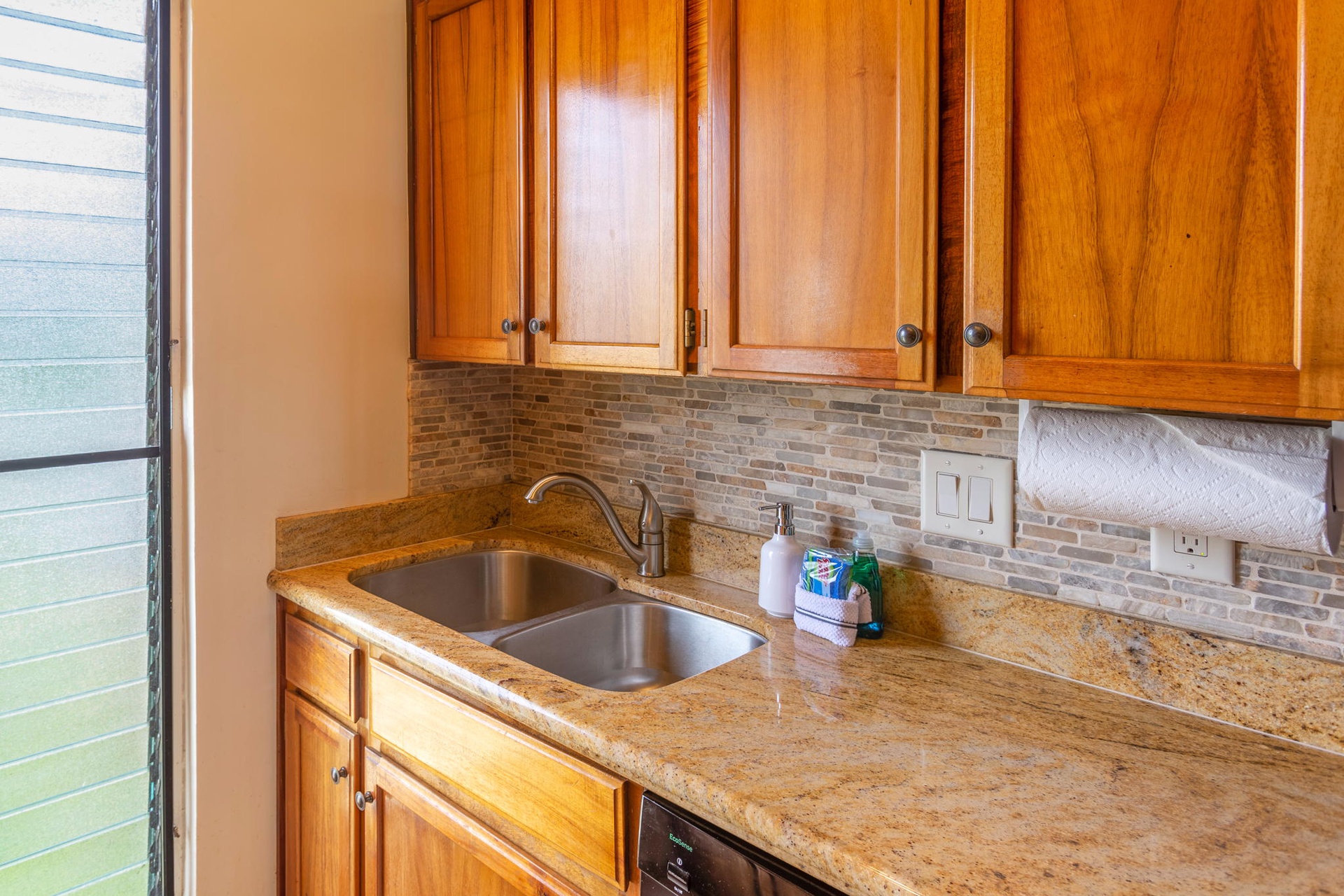 Nicely beautifully updated kitchen!