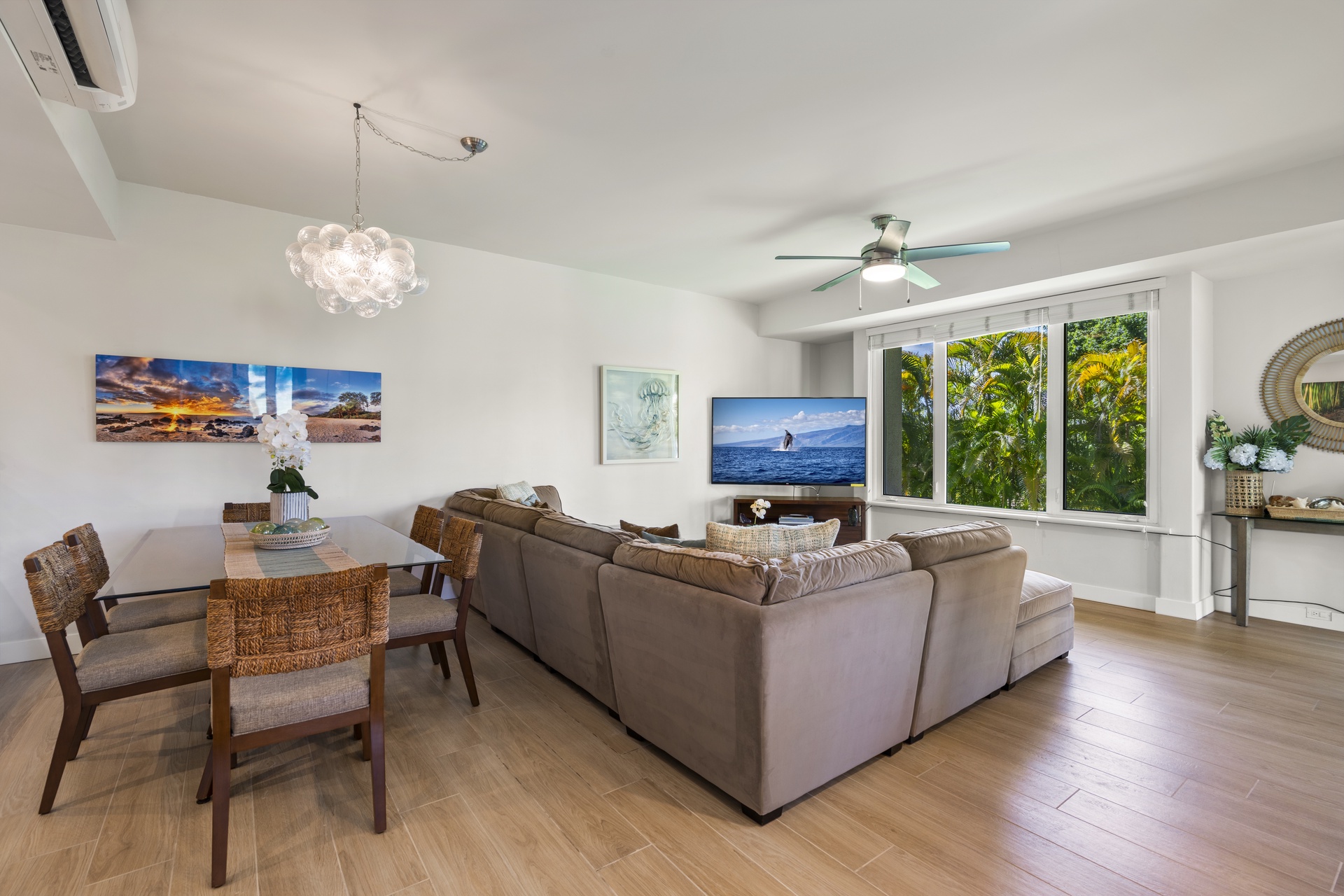Lovely Dining Room To Enjoy Meals With Your Family