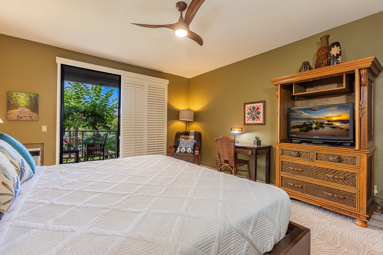 Light filled space with king bed and lanai access