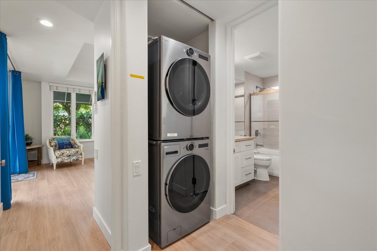 Large washer dryer combo makes for easy packing and longer stays