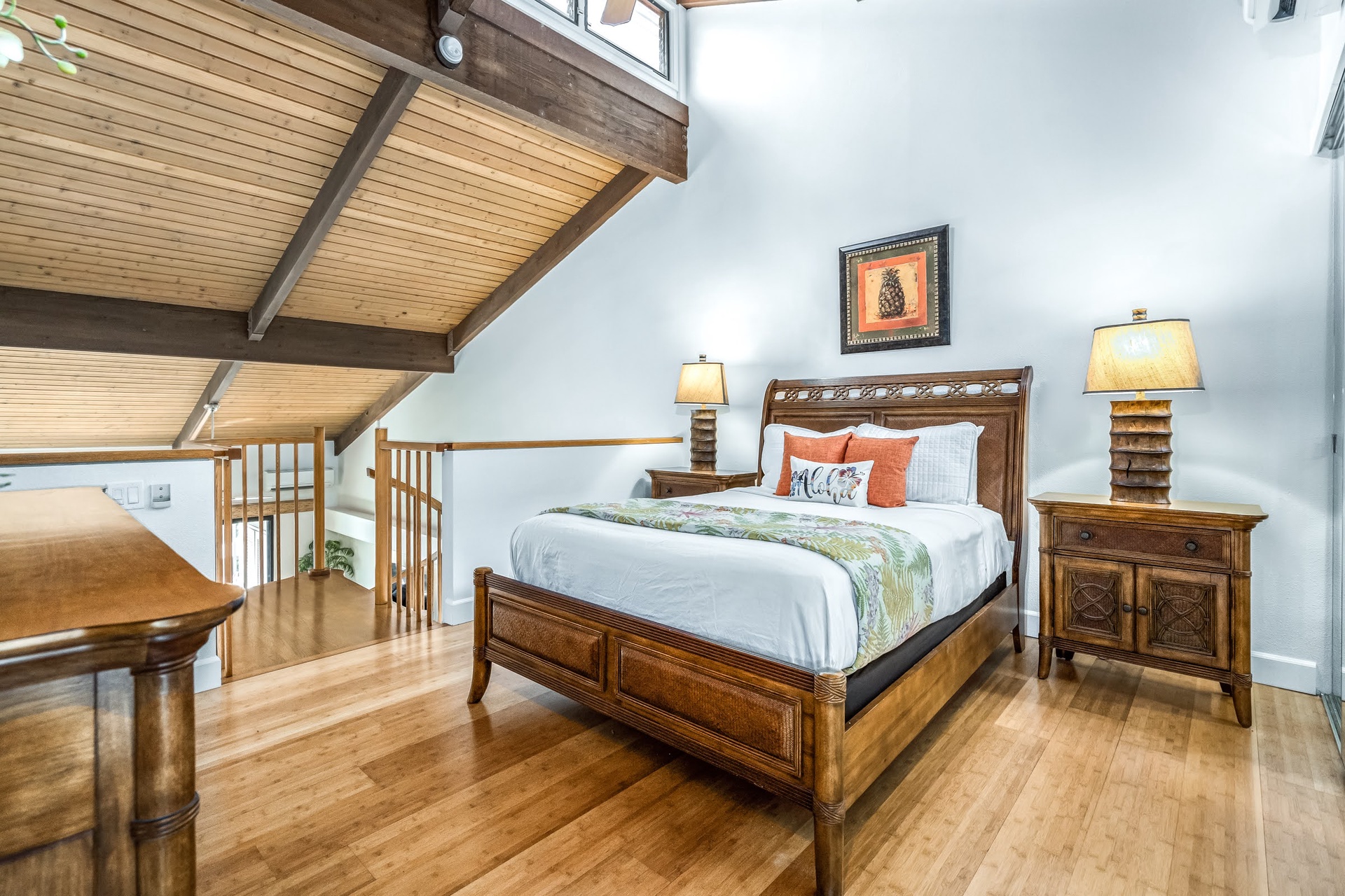 Primary bedroom with queen size bed.