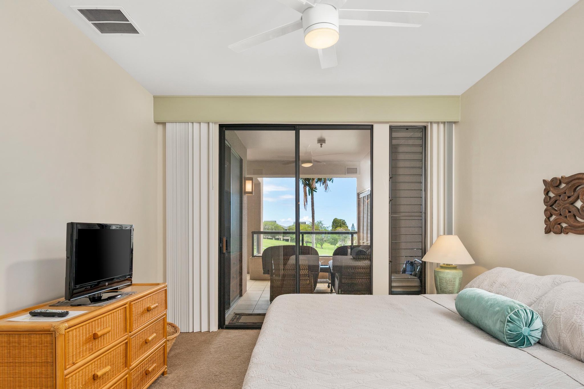 Guest suite retreat with lanai access and island breezes