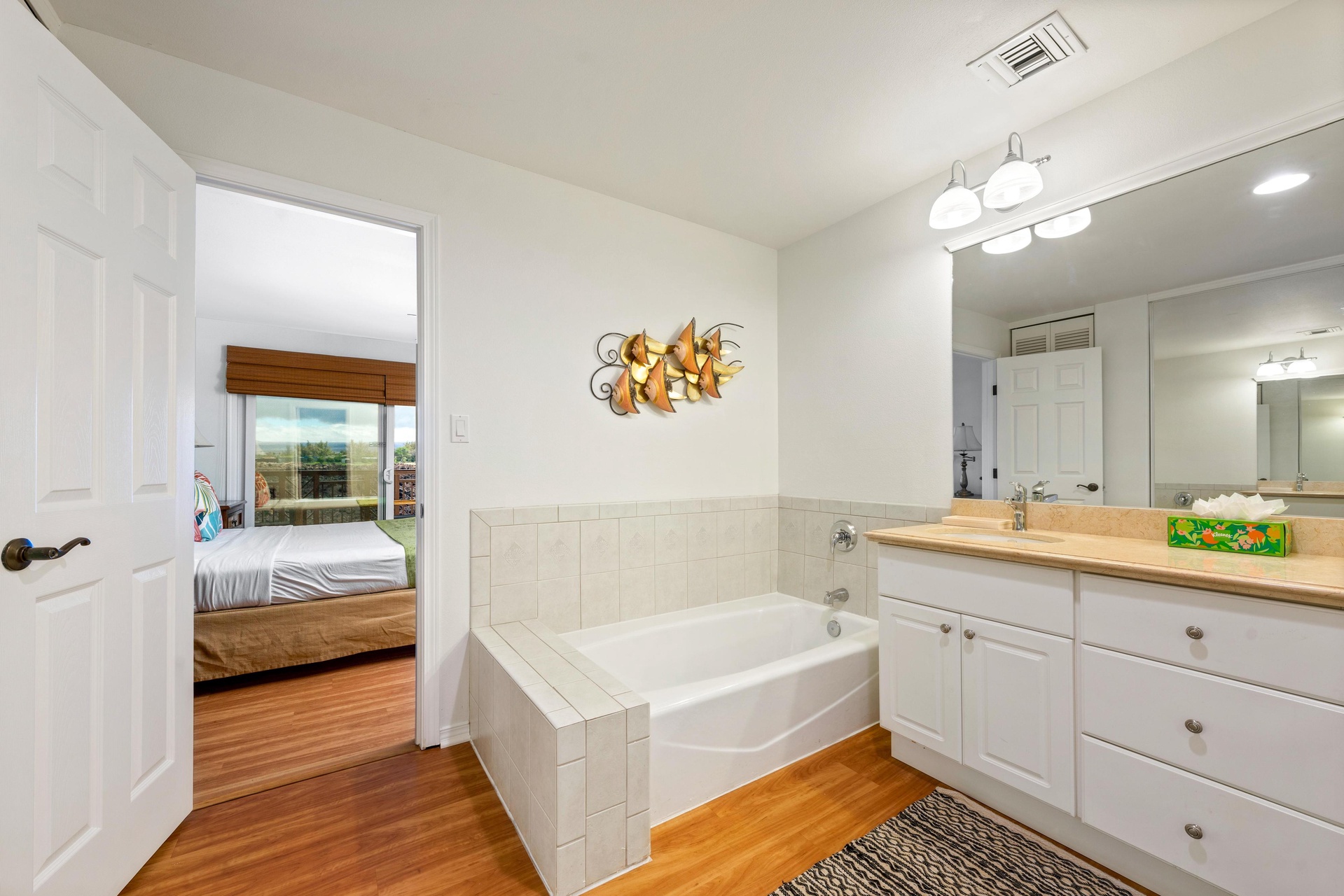 Primary ensuite with bath tub