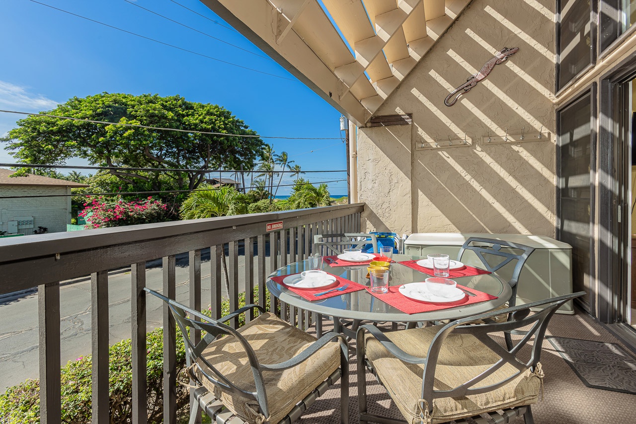 Cozy lanai space with refreshing ocean breeze