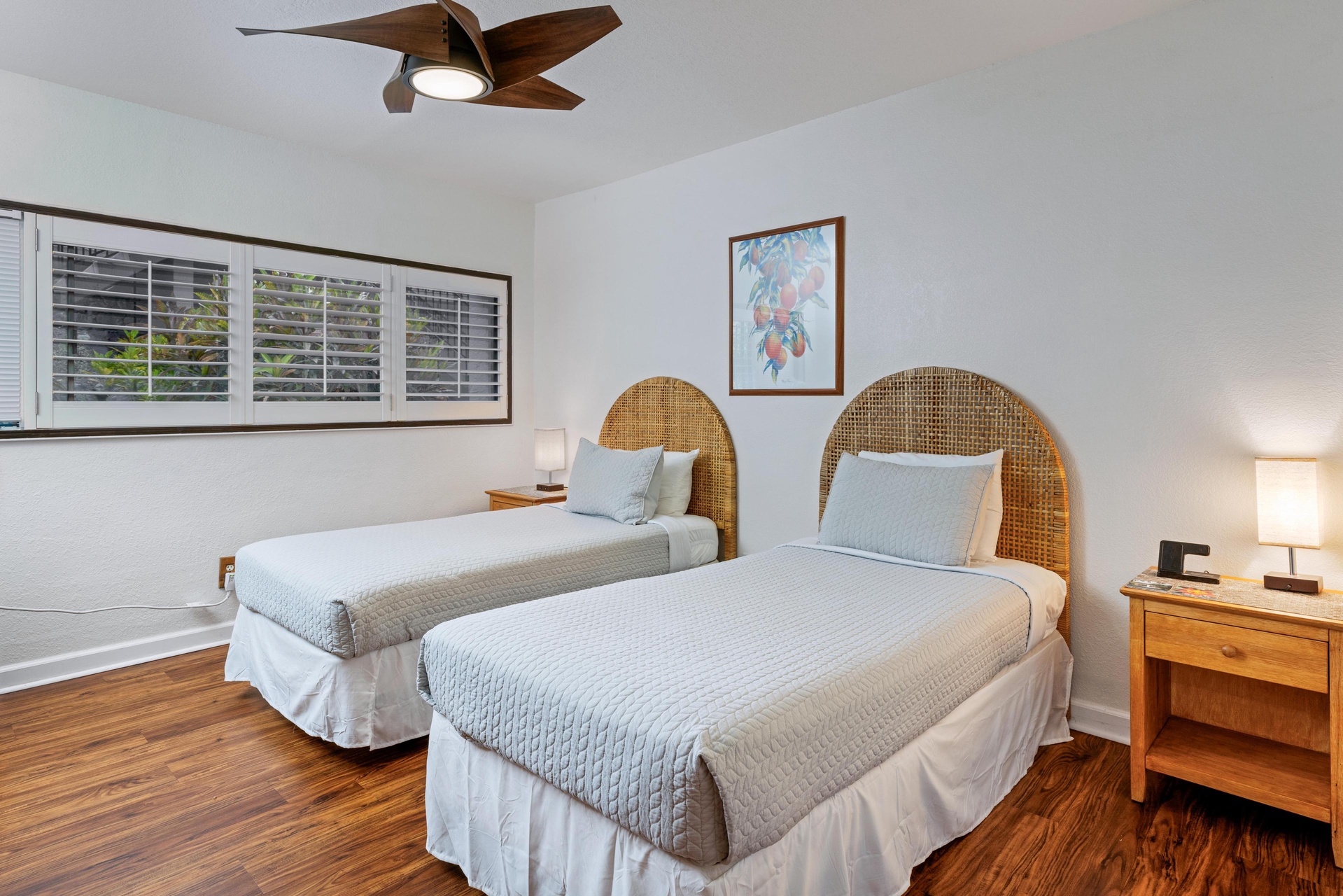 Guest room with two twin beds