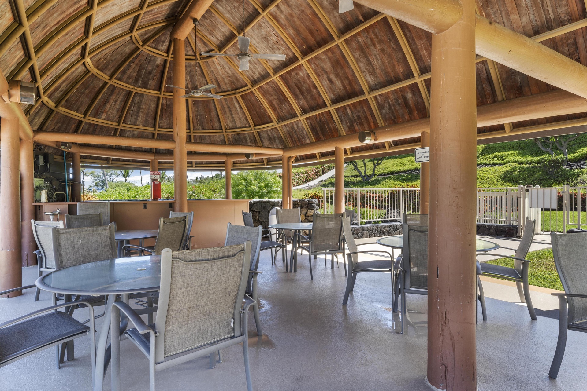Lanai space for picnicking by the pool