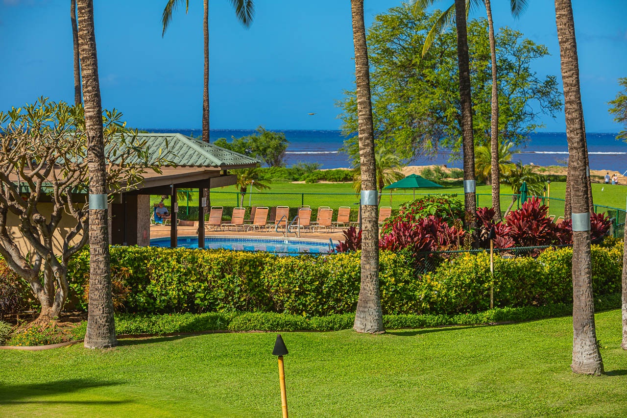 Luana Kai features huge lawn areas as well as beach access