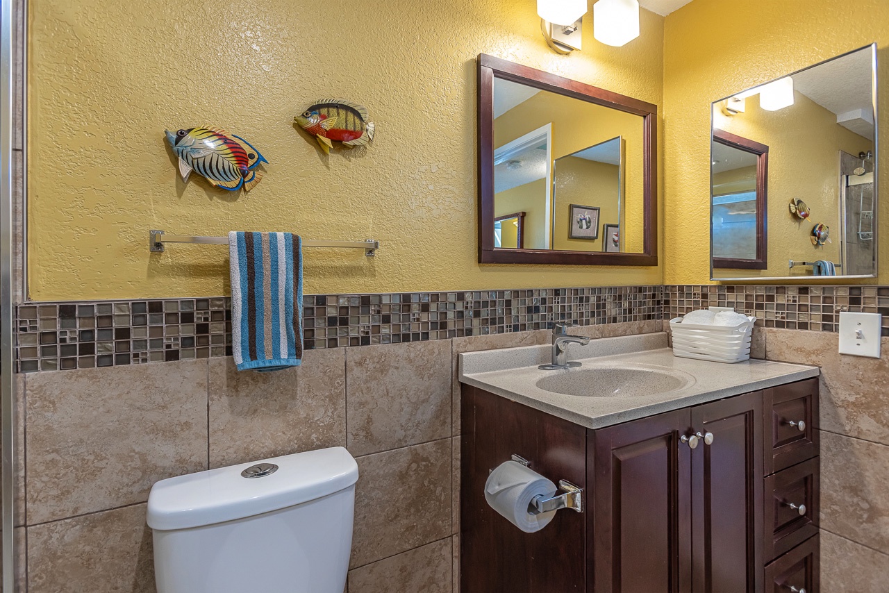 Cheerful bathroom accented with subtle coastal décor