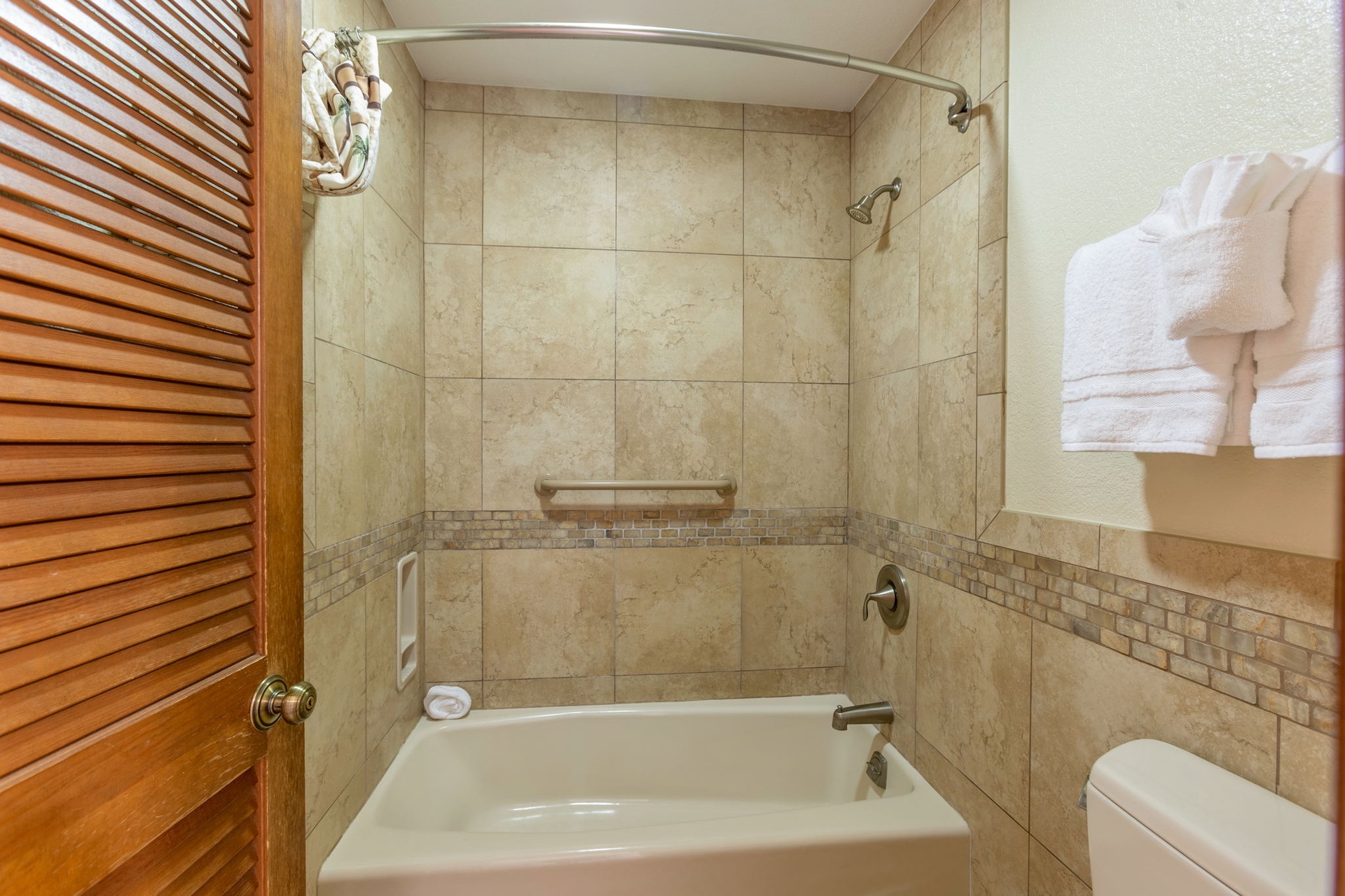 Shower/tub combo downstairs