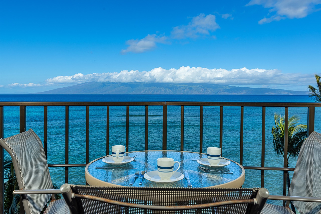 Oceanfront lanai made for slow mornings and soft sea breezes