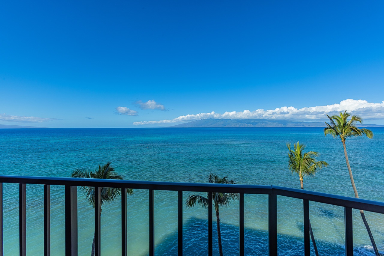 Peaceful Pacific horizons seen right from your bedside