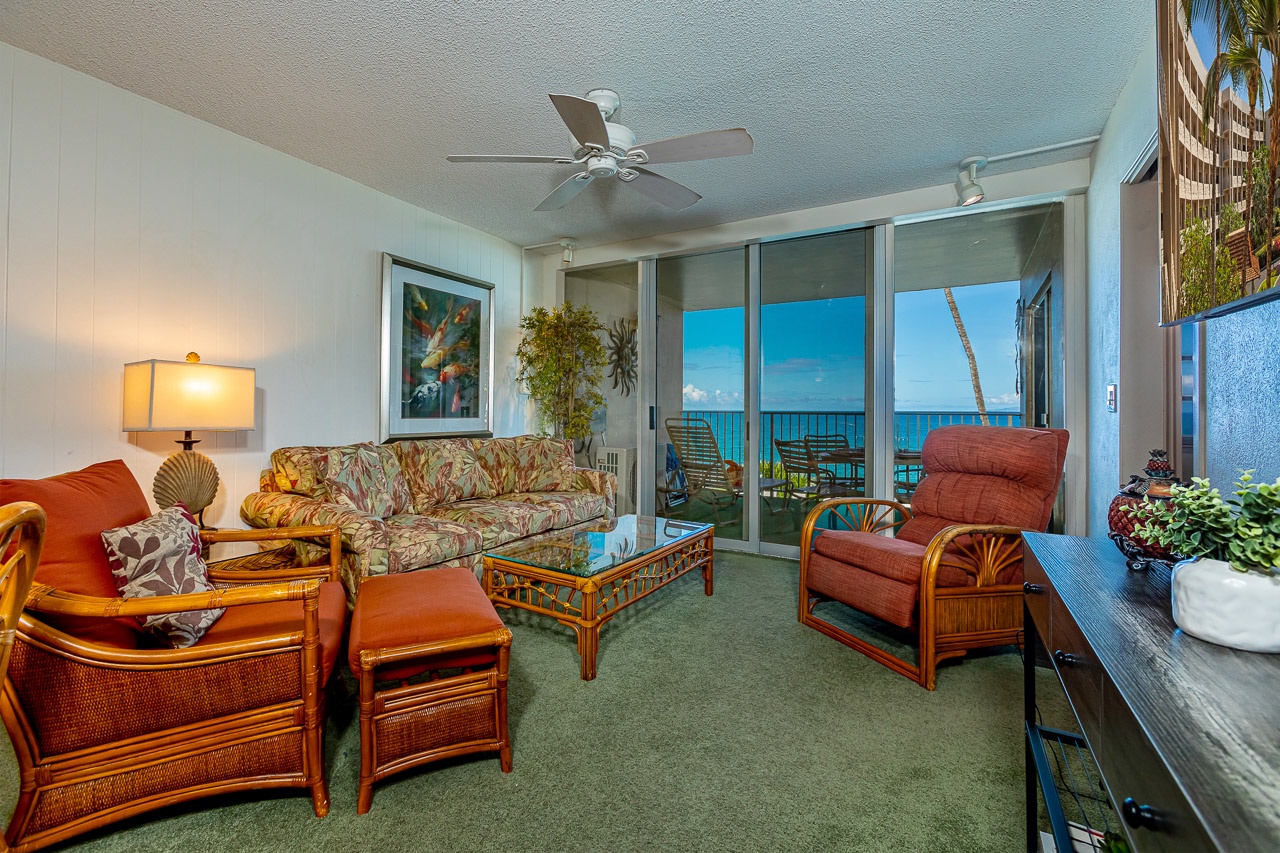 Living room with the ocean view and natural light.