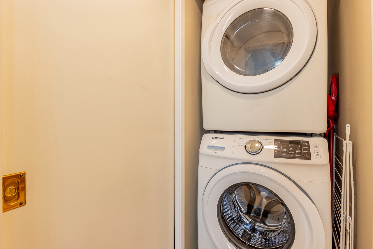Keep things tidy with this discreet washer/dryer nook
