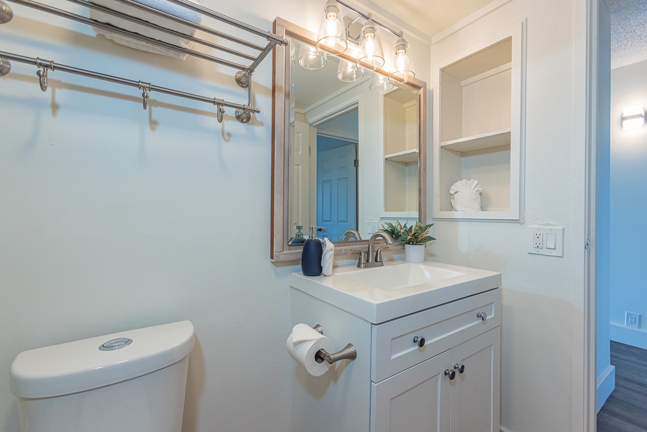 Fresh and simple bathroom with a single vanity