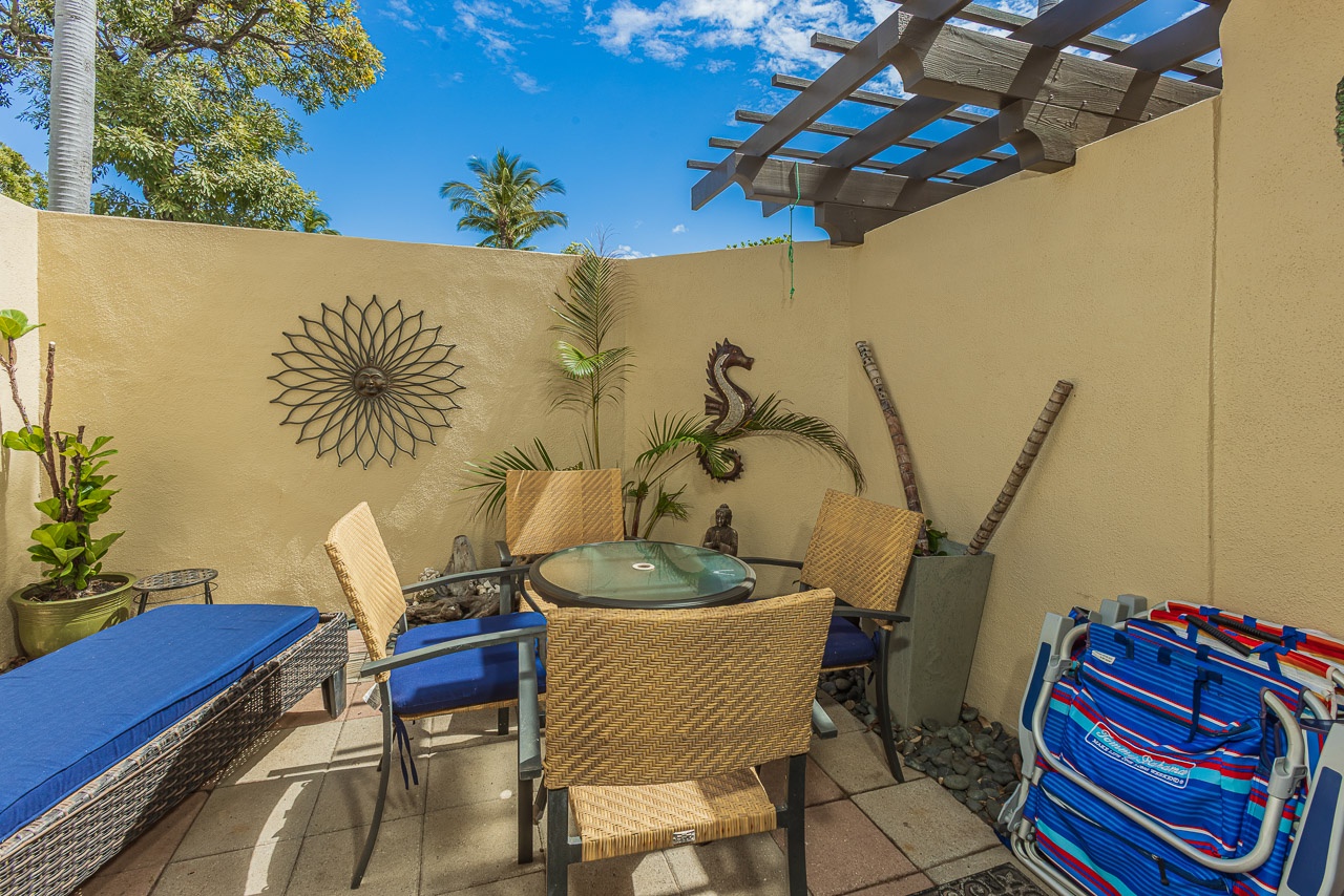 Relax on your private lanai with tropical charm, and artistic touches.