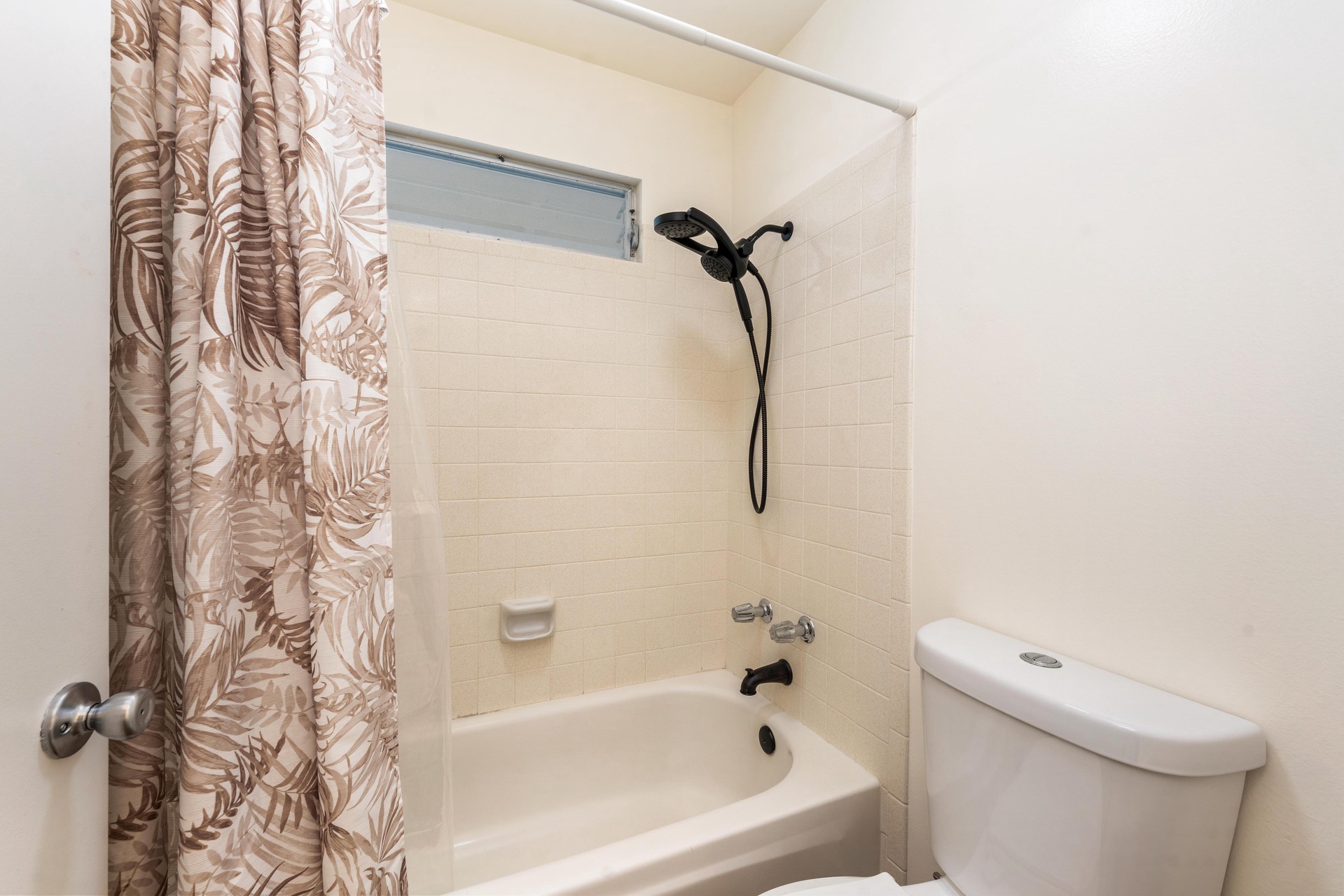 Shower/tub combo in the primary bedroom