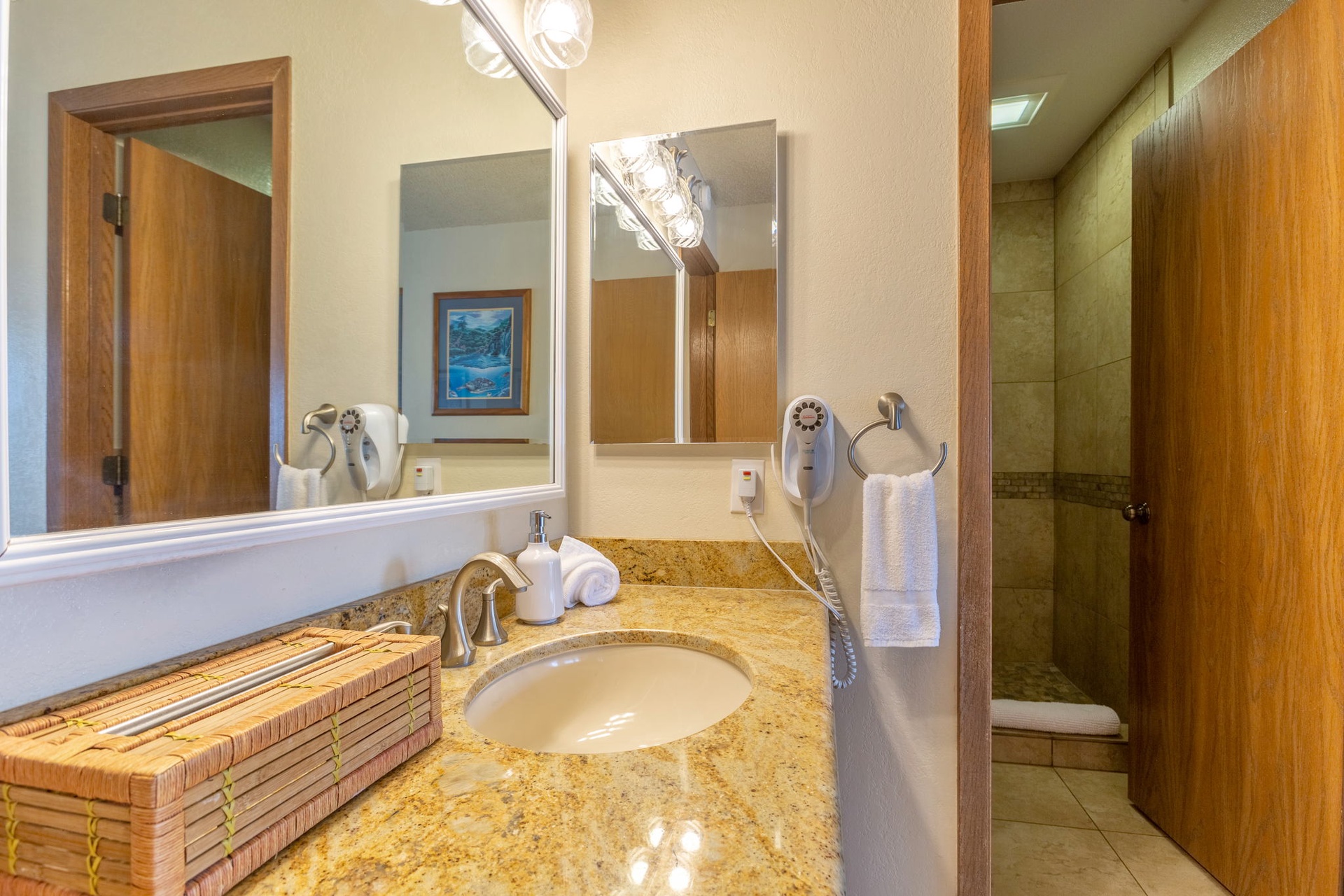 Imagine gettting ready on this full sized bathroom